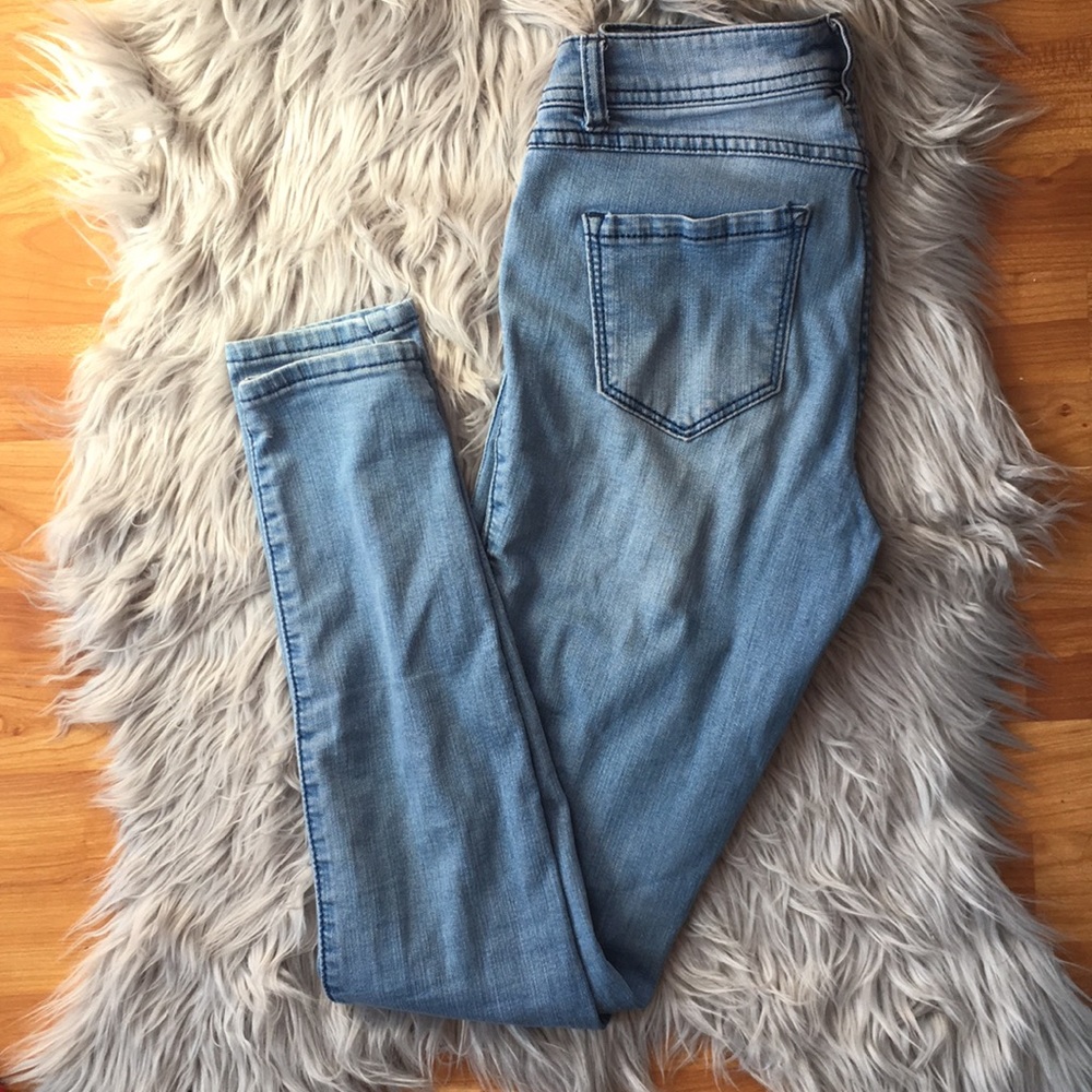 light blue skinny jeans/jeggings